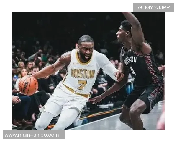 合力进攻展现实力首节杰伦布朗与普理查德双双贡献10分助力球队