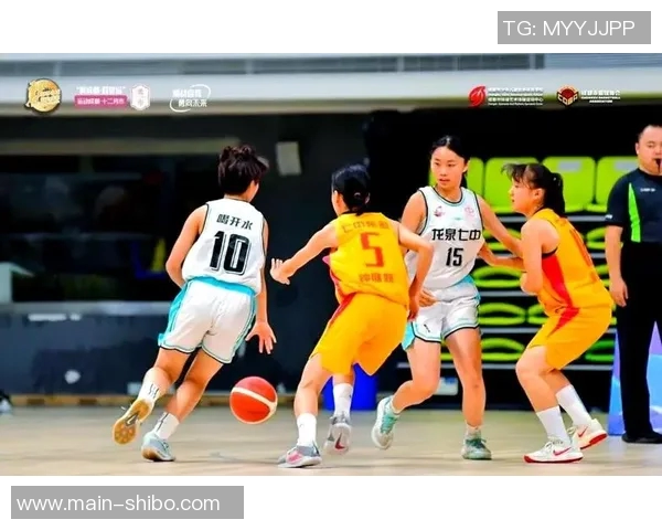 中国女篮前两节展现强大实力后两节调整阵容磨合备战未来赛事